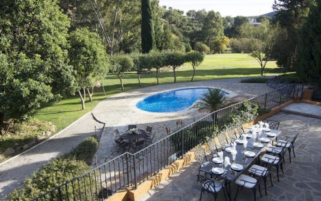 Dining for 10 people above the pool garden