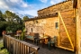 Esta terraza amueblada está cerca de la cocina para comidas al aire libre