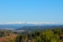 Vistas desde la masía: los Pirineos, con nieve en noviembre