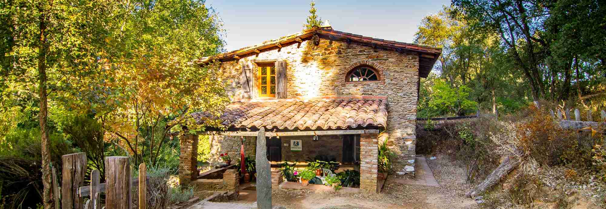 Casa rural con pequeña piscina privada en finca ecológica