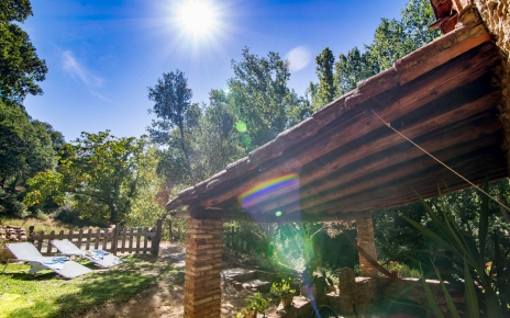 Porche con muebles de exterior sencillos 