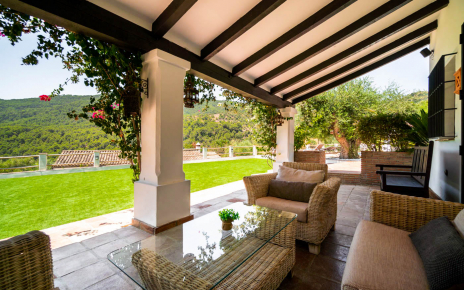 Porche con muebles de exterior