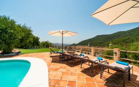 Terrazas orientadas al sur con tumbonas