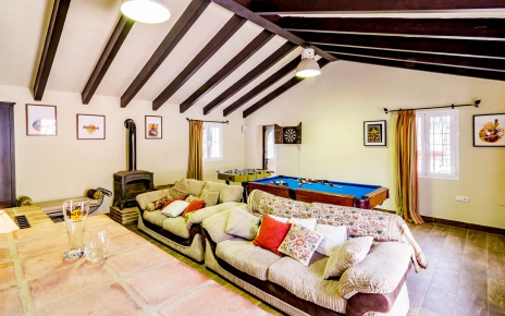 Sala de juegos con TV para niños (no se puede garantizar la fiabilidad de la mesa de billar)