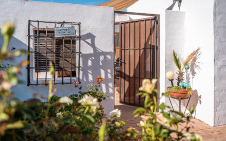 Acceso principal desde zona de parking