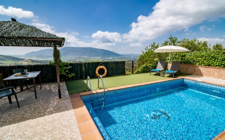 La zona de la piscina dispone de buena privacidad y sombra 