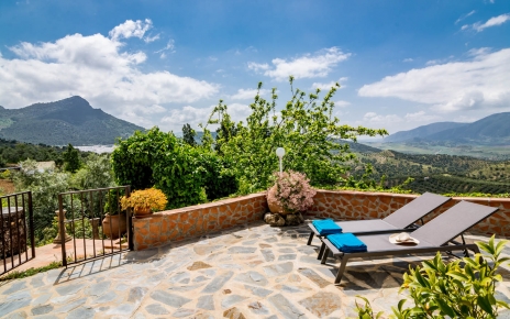 Si tiene niños, la zona de la piscina dispone de un cercado en la parte superior