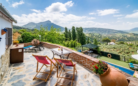 Se encuentra en el lado oeste de las montañas de Ronda