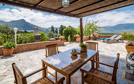 Zona con sombra al lado de la cocina / casa