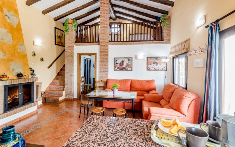 Sala de estar con entrepiso arriba