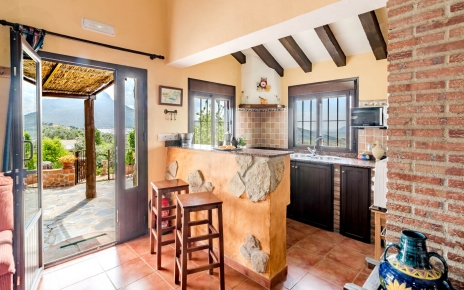 Cocina con acceso directo a la terraza para comidas al aire libre 