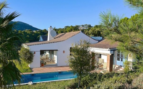 El anexo de la derecha se conecta internamente con la casa principal 