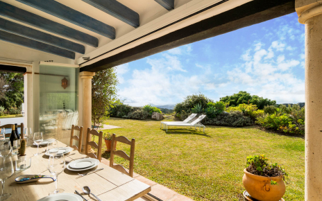 Porche amueblado con comedor al aire libre 
