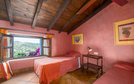 Habitación de camas individuales abuhardillada