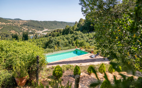 Escaleras a zona de piscina
