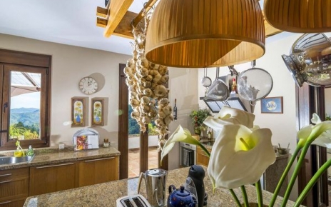 La cocina tiene acceso a terrazas amuebladas