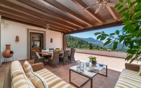 Porche bellamente amueblado con vistas increíbles