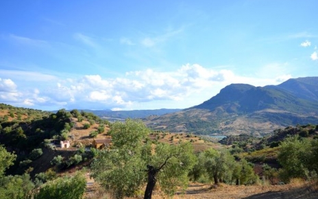 La casa a la izquierda y el lago Zahara a la derecha 
