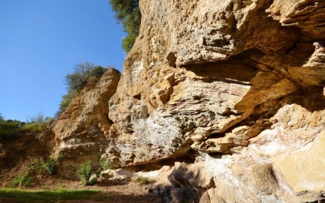 Paseo a una pequeña cueva 