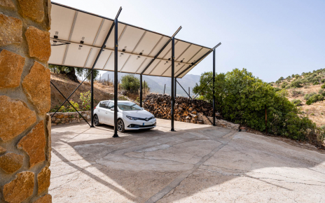 Aparca bajo placas solares