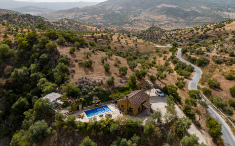 La casa está ubicada junto a un camino al pantano de Zahara