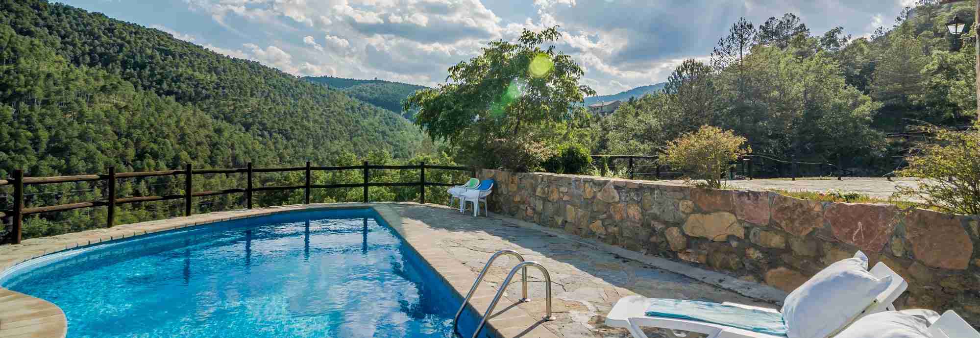 Private self-catering cottage with canyon views close to wild swimming holes