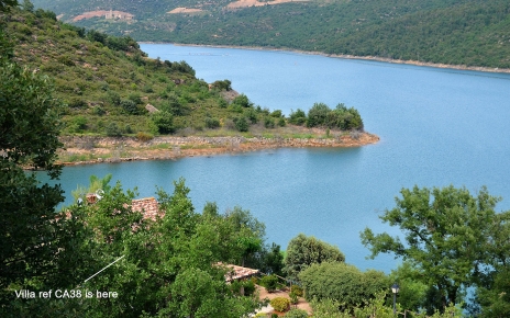 La propiedad vista desde las colinas boscosas de roble