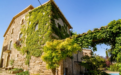 Access from pool to lanscaped garden area