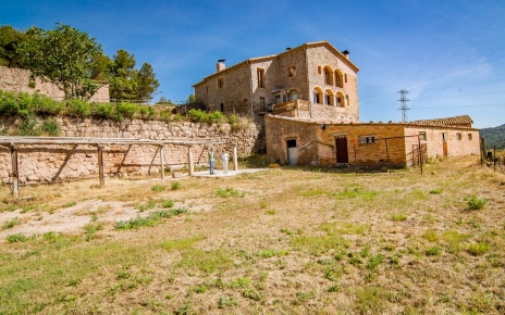 Hay terrenos bajo la propiedad para que los niños jueguen al fútbol