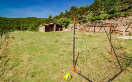 Instalaciones de fútbol simples en un campo debajo de la casa