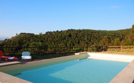La piscina de 6 mx 4 m se desborda hacia la zona poco profunda de los niños