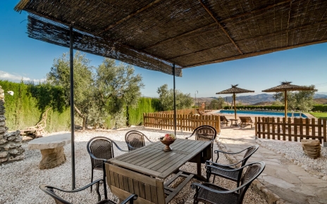 Comidas al aire libre con zona sombreada junto a la cocina