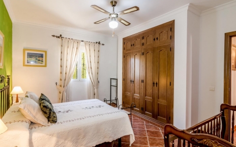 Ventiladores en dormitorios, mosquiteros y amplio espacio en el armario.