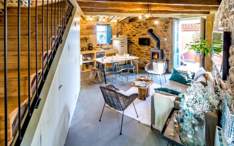 WC and washing machine are under the stairs!