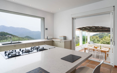 Comedor con terraza acristalada en nivel inferior