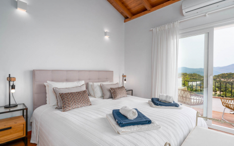 Habitación con cama doble con terrazas