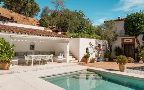 Puerta de entrada a la villa a la derecha