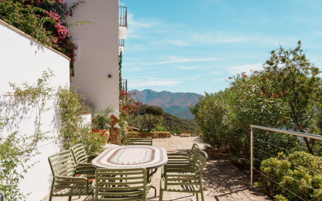 Terraza debajo de zona de piscina con barbacoa