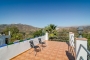 Terraza en la azotea con zona de piscina detrás