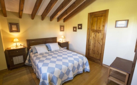 Habitación con cama doble y baño privado 