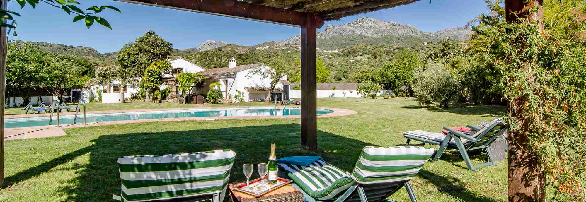 Cortijo con jardín y gran piscina en un valle de postal