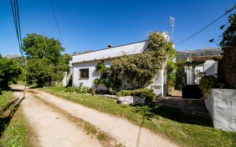 Al llegar a su casa rural (a 2 km del pequeño pueblo con ferrocarril)