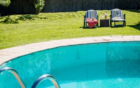 La piscina se puede calentar con previo aviso 