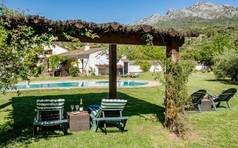 Zona de piscina con sombra y vistas a la montaña 
