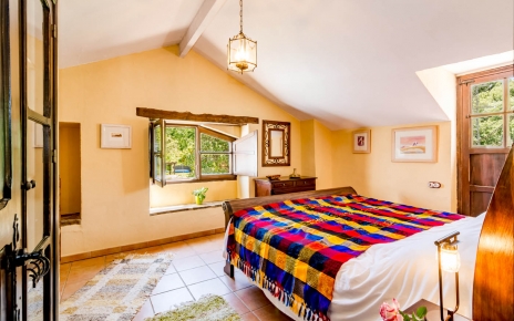 La cama doble del primer piso es muy grande (2 m de ancho) con aire acondicionado 