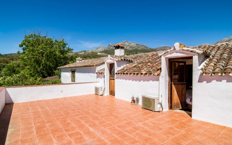 Primer piso terraza / solarium (amueblado de forma sencilla)