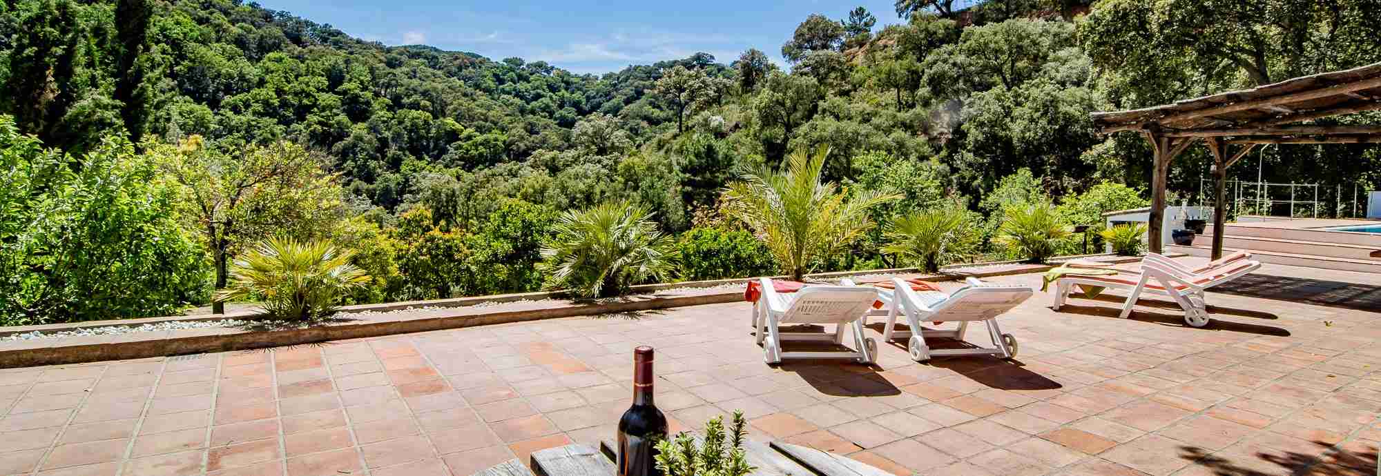 Cortijo tradicional con impresionante piscina y entorno salvaje