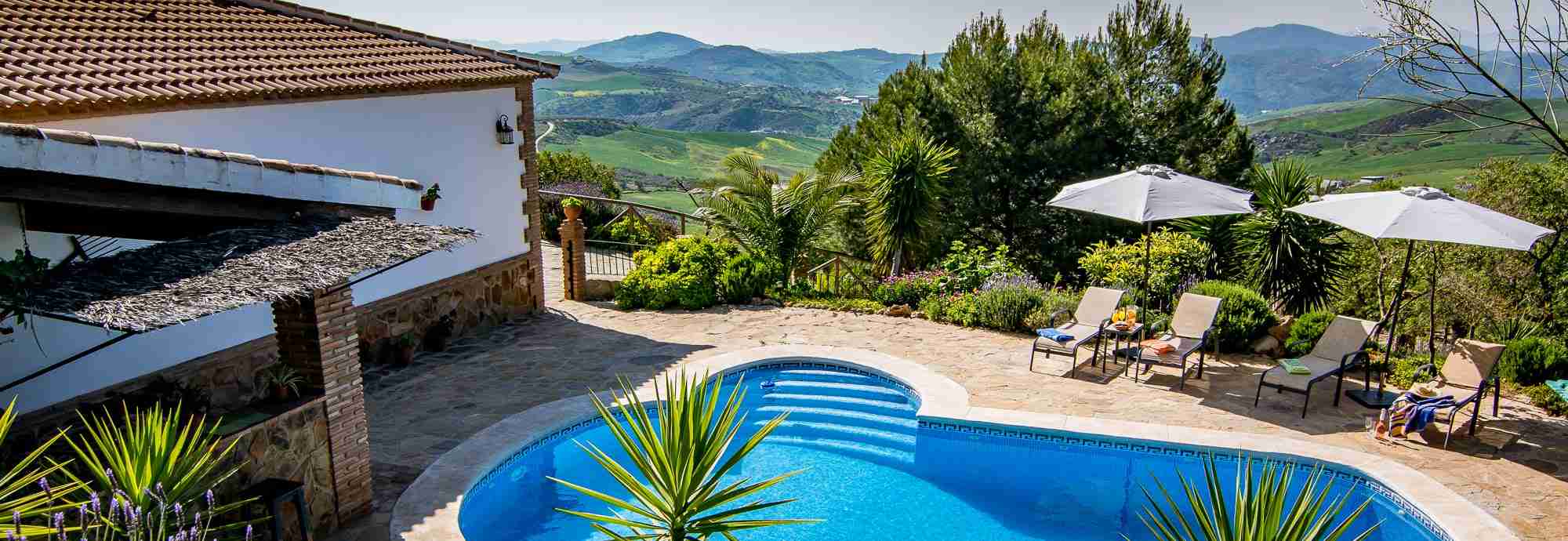 Bonita casa con privacidad, vistas y una zona de piscina excelente 