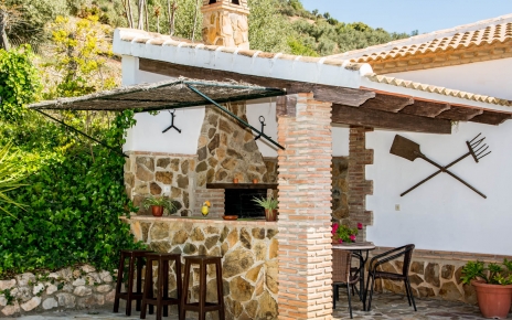 The pool bar with barbecue is great