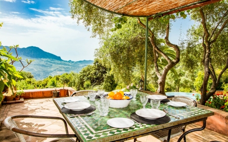 Shaded furnished terraces